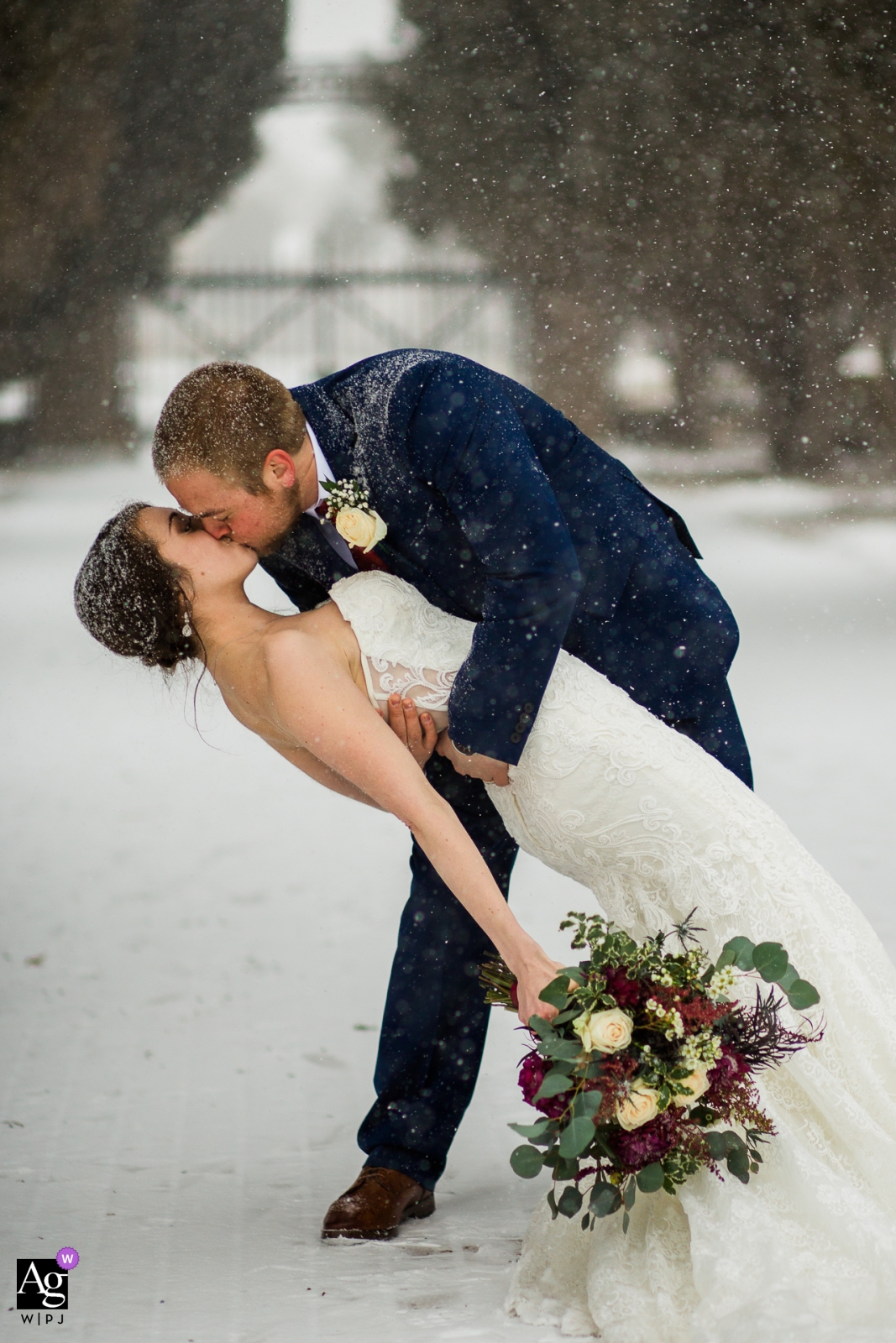 Local da recepção no Colorado Retrato de um casal se beijando na neve caindo