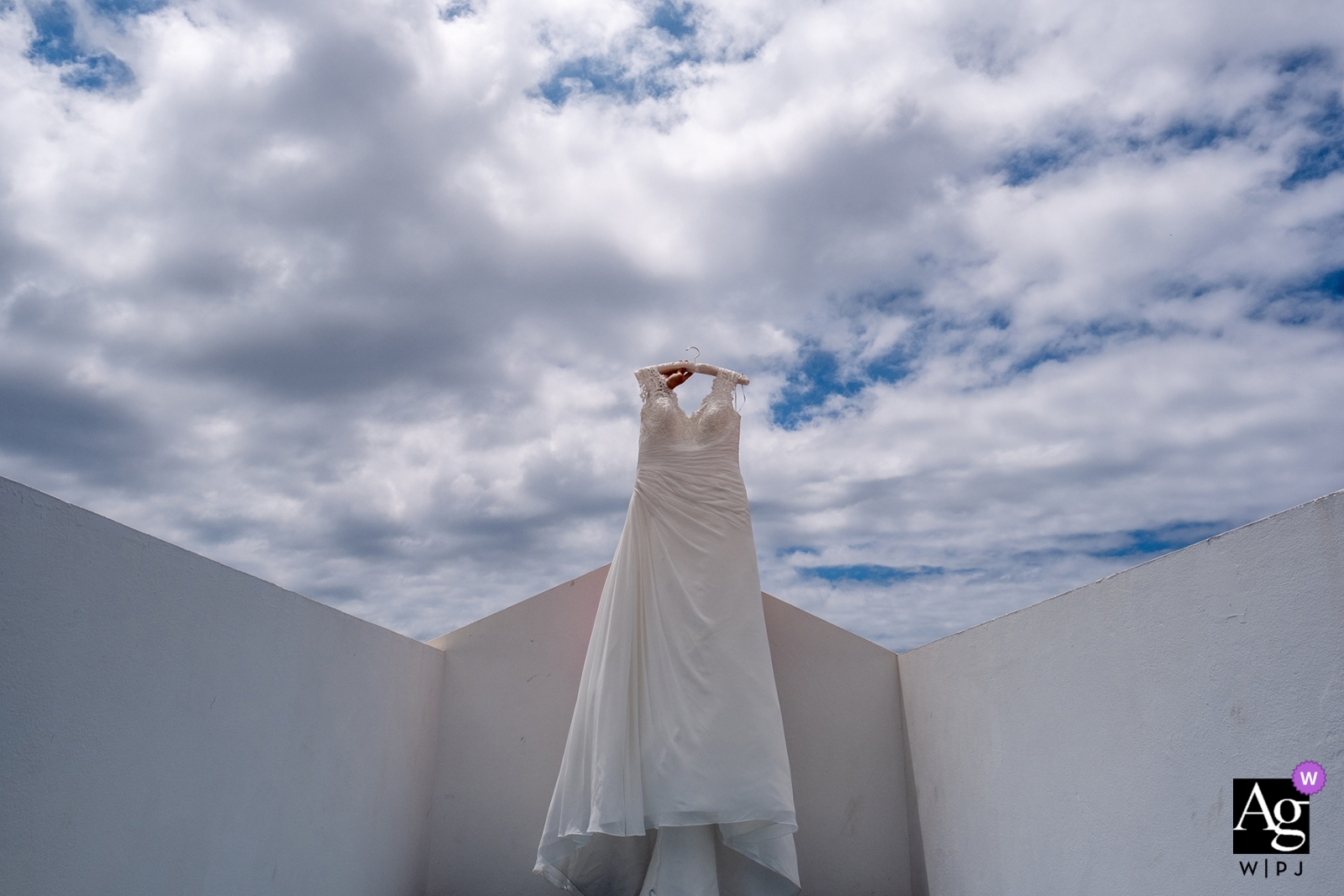 Fotografo di casa in Portogallo: la sposa mi chiede di scegliere un posto dove appendere l'abito da sposa e l'ho messo contro il cielo