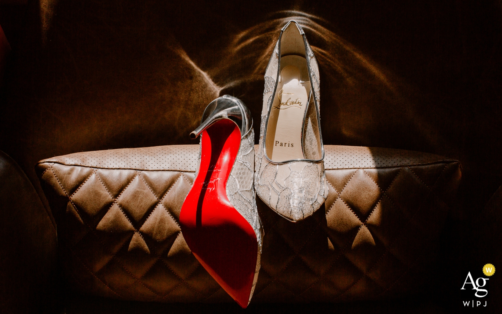 Hotel en le Saut de la Bergère en Corèze, Francia fotografía detallada de los zapatos de boda