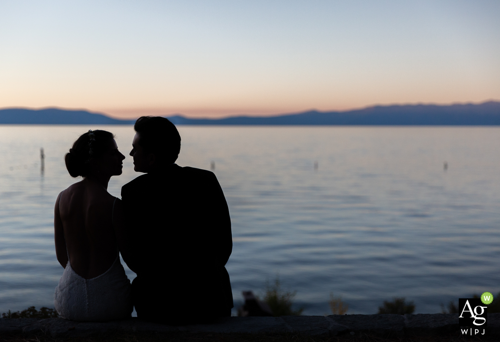 South Lake Tahoe, California Foto de silueta de la pareja sentada, disfrutando de una tranquila puesta de sol de Tahoe ...