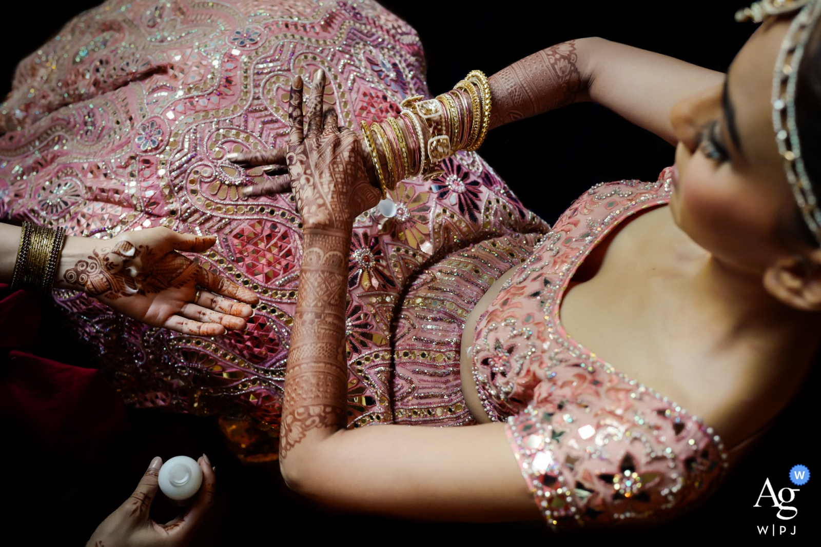 Mumbai, Índia foto de casamento | Noiva indiana se preparando