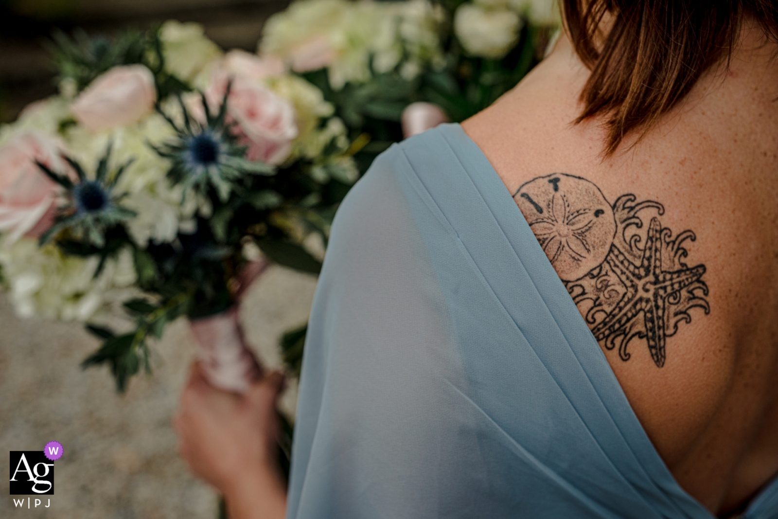 Chateau de Queille, França | Flores do casamento nas suas mãos e nas suas costas