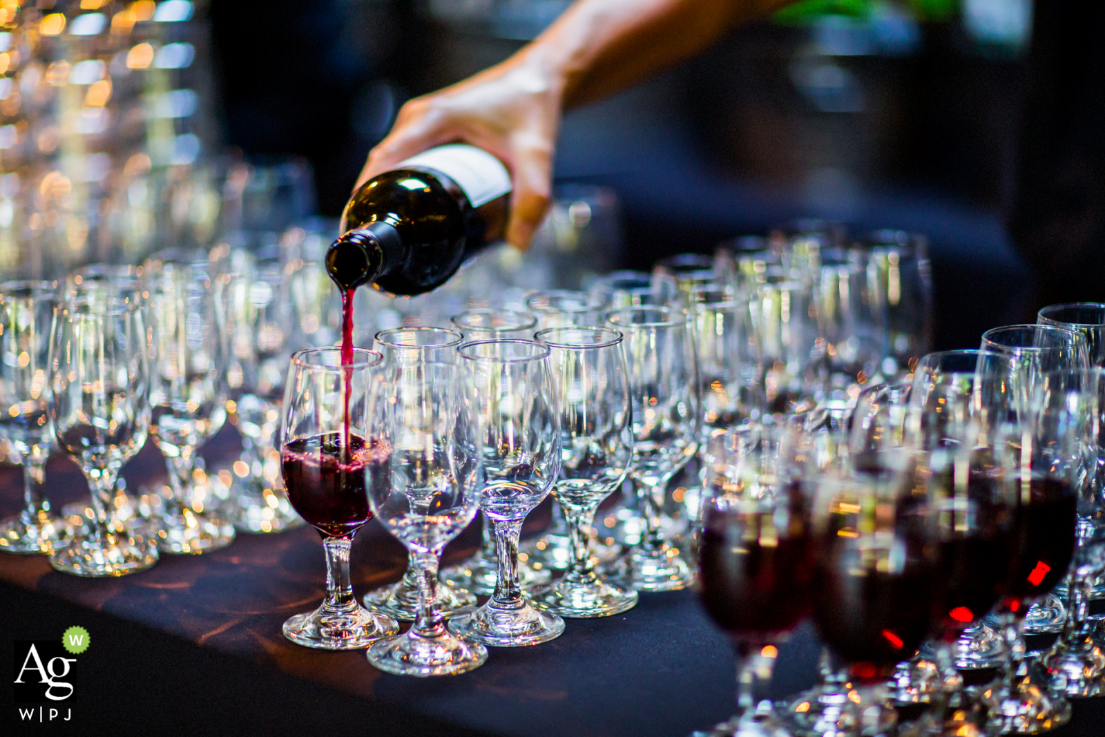 Deer Park Villa, foto del vendedor del lugar de la boda de Fairfax | Preparándose para la hora del cóctel, sirviendo muchas bebidas.