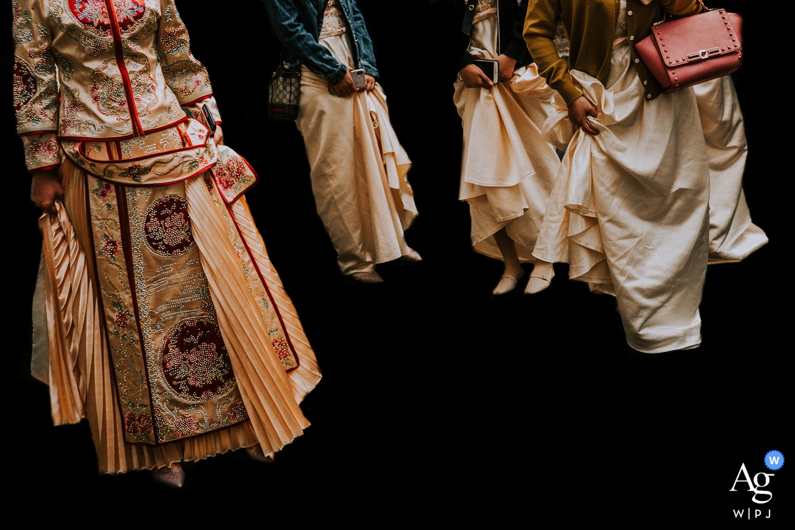 Shaanxi outdoor wedding photo | Bride and bridesmaids with dresses and hands Shaanxi outdoor wedding photo | Bride and bridesmaids.