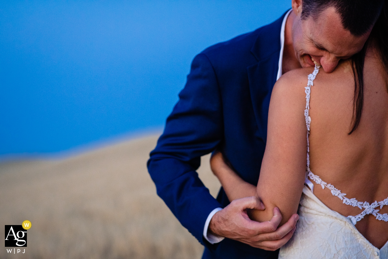 Pullman, Washington retrato de boda creativo de la novia y el novio en la piscina