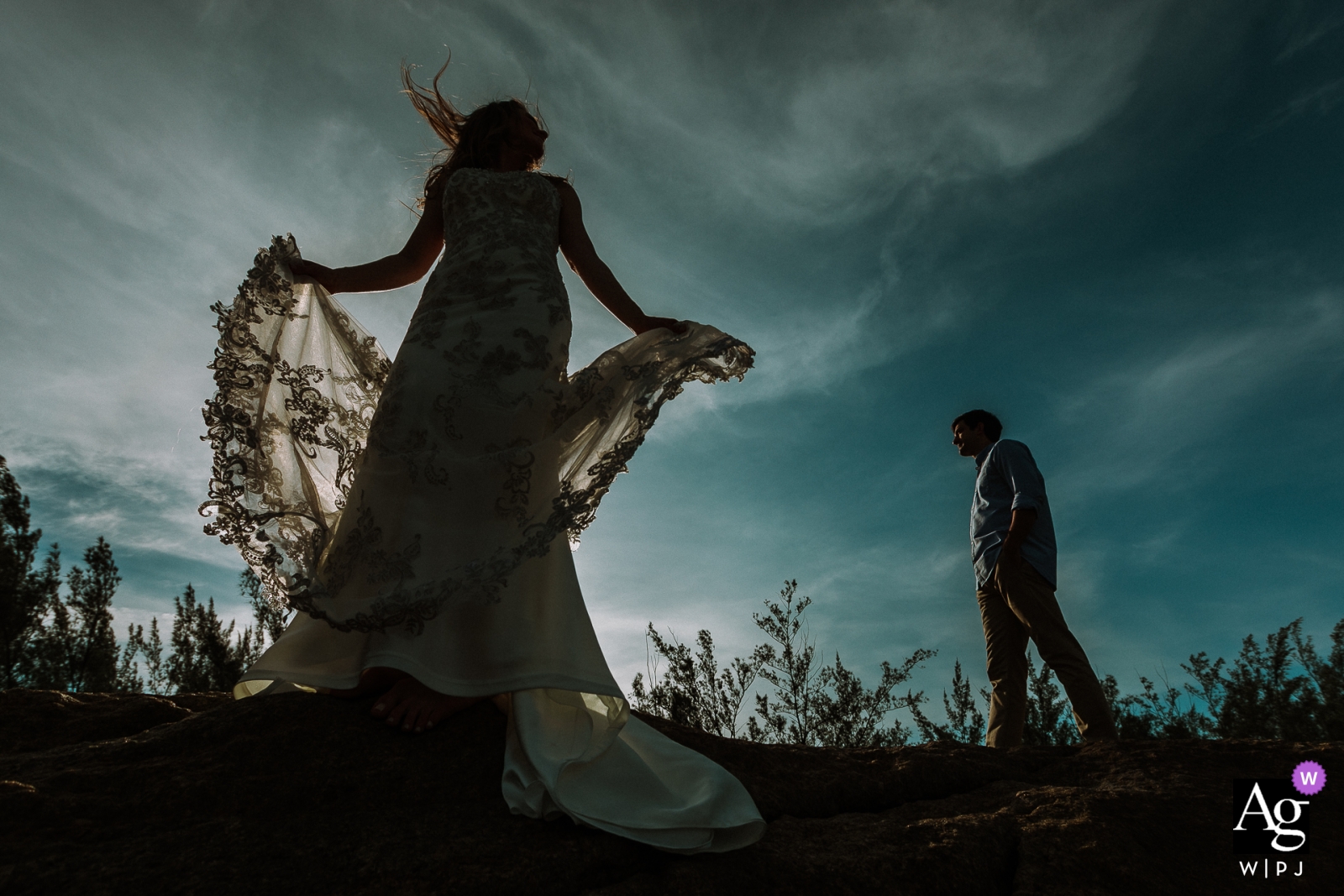 Praia do Rosa - Santa Catarina | Creative portrait of the bride and groom under the blue sky in the field Praia do Rosa - Santa Catarina | Creative portrait of the bride and groom under the blue sky