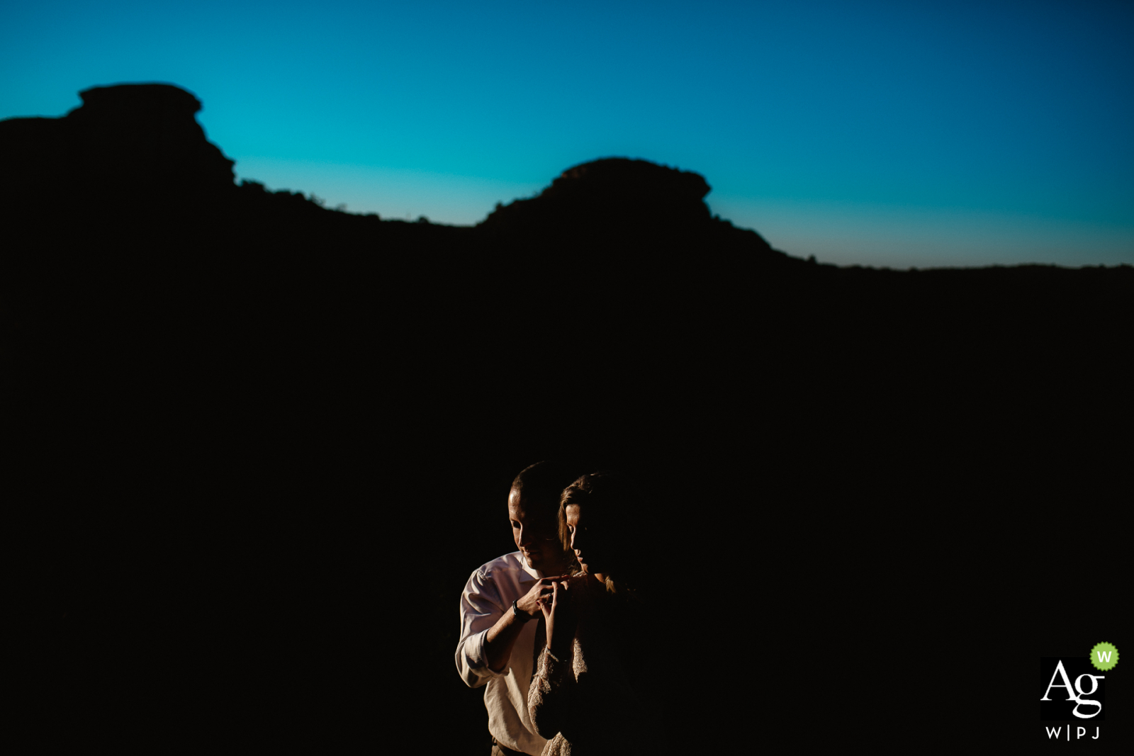 Minas do Camaquá – Hochzeitsfotografie in Rio Grande do Sul | Porträt der Braut und des Bräutigams bei Sonnenuntergang mit Blitz außerhalb der Kamera – OCF