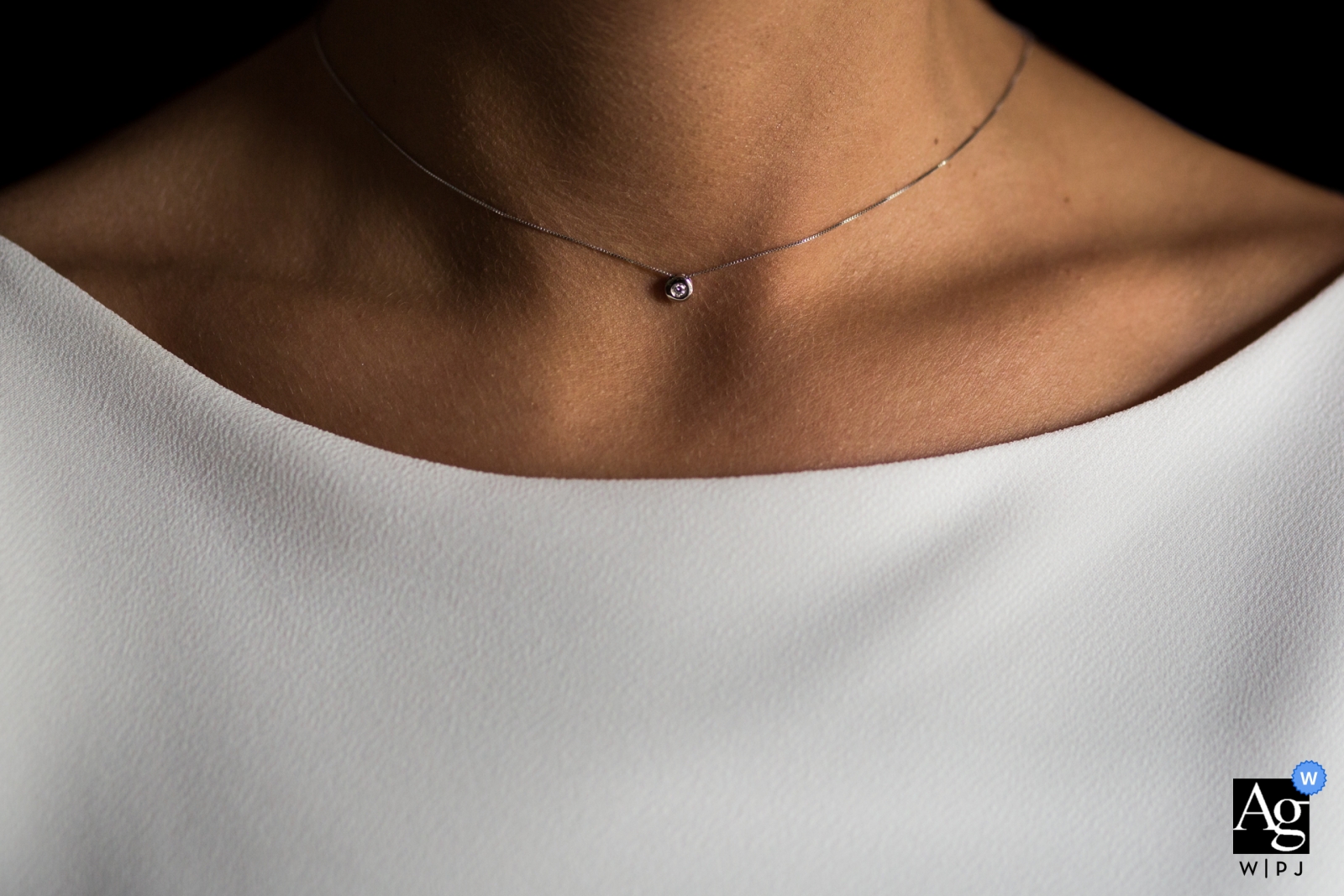 Hacienda Zorita, Salamanca Spain - Photo of the minimalist bride pendant showing only dress, neck and necklace Hacienda Zorita, Salamanca (Spain) - Photo of the minimalist bride pendant