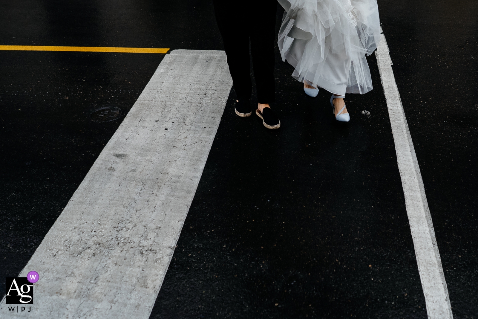 Straßenfoto in der Innenstadt von Toronto – Die Braut und der Hochzeitsplaner gehen über die Straße