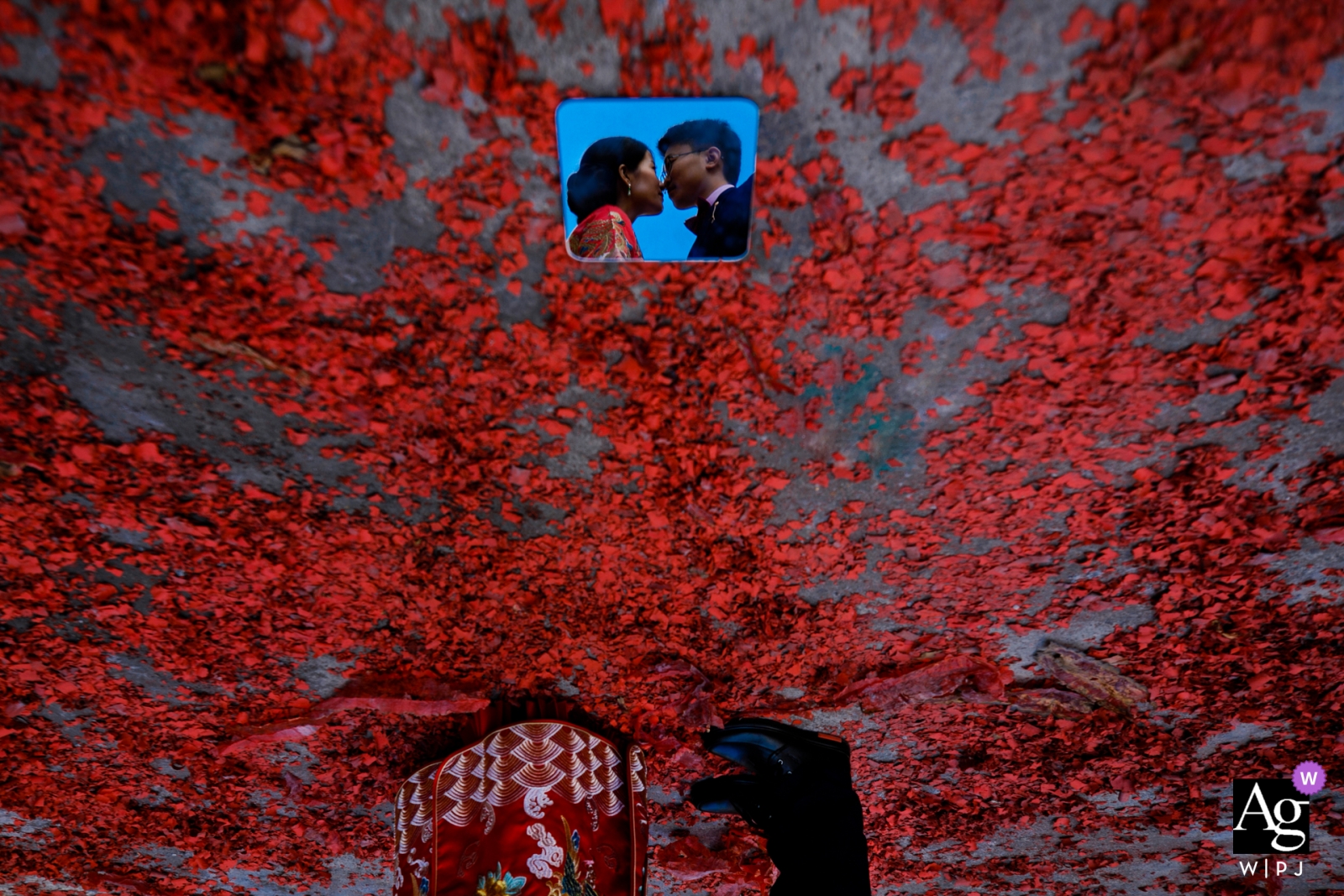 Wedding Day Portrait of the bride and groom using a small mirror on the ground | Fujian, China creative photo