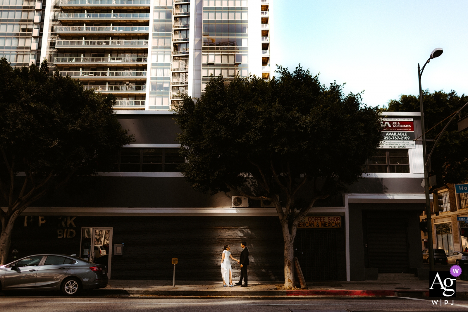 Los Ángeles, CA retratos creativos del día de la boda | Luz golpeando pareja en la calle