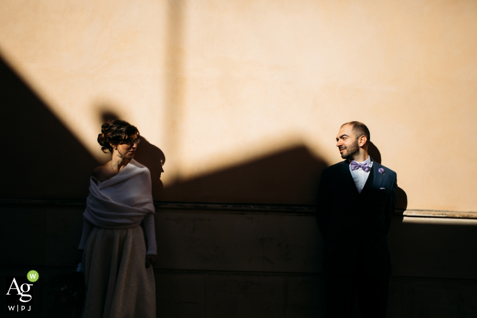 Syrakus, Sizilien künstlerisches Hochzeitspaarporträt mit Licht und Schatten