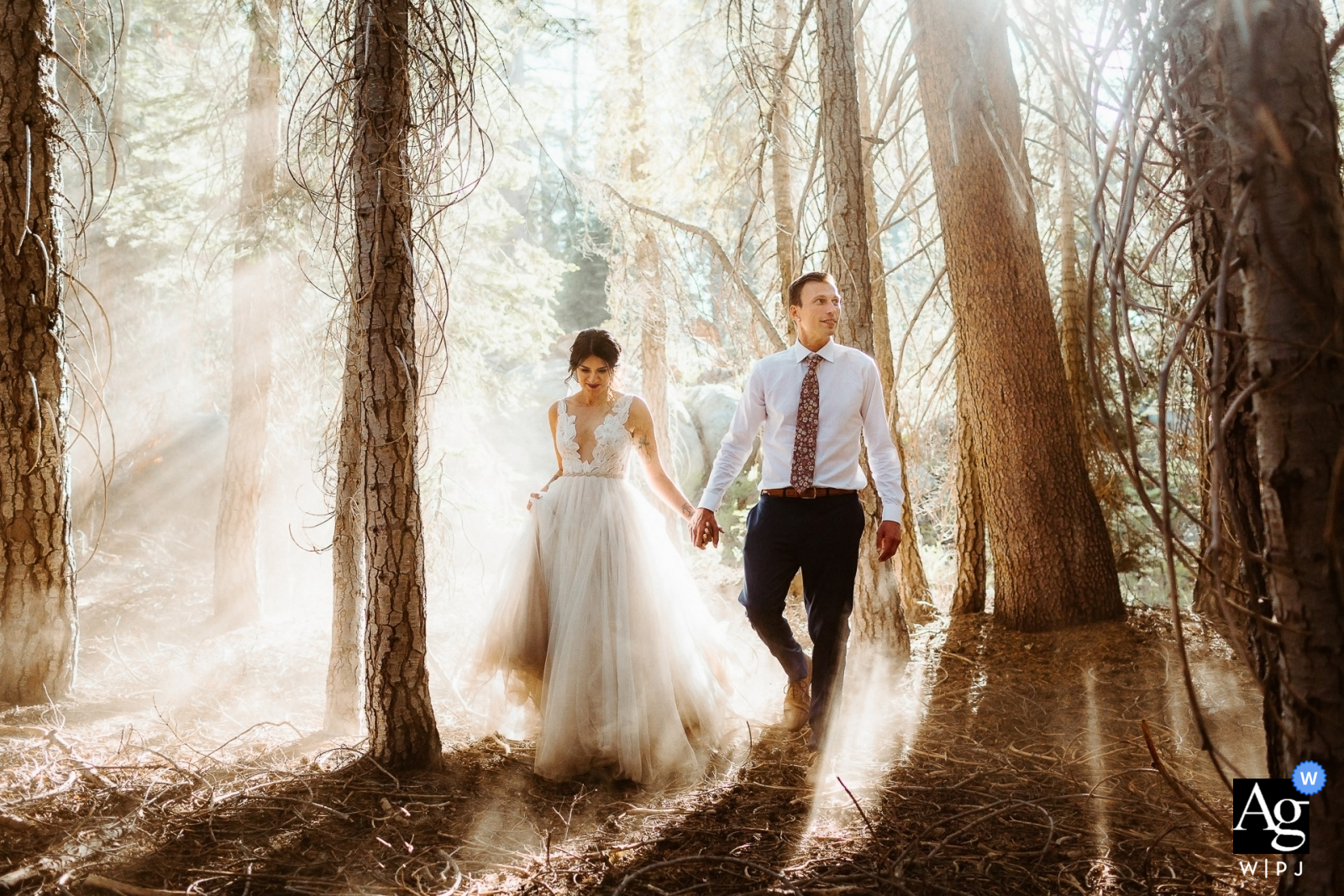 Un couple sur le point de se marier marche sur la route de Taft Point pour leur cérémonie de mariage à Yosemite National Park, Californie