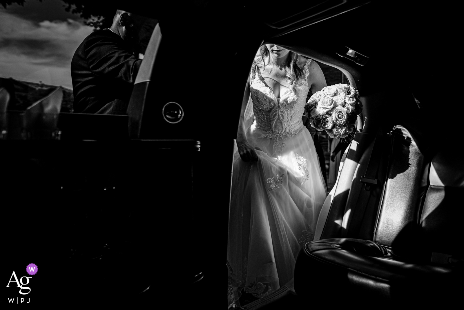 La mariée entre dans la limousine pour son mariage au Château de Nolet, Aucamville, France