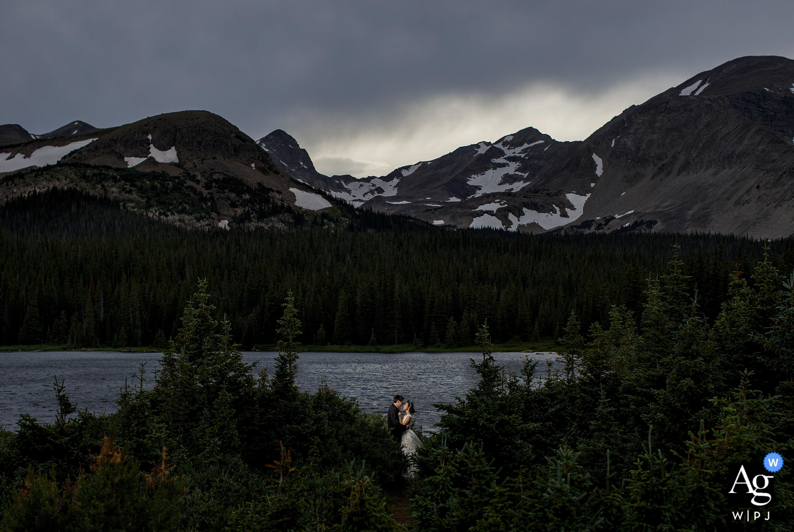 La novia y el novio posan juntos para un retrato de boda cerca de Brainard Lake durante su fuga en las montañas de Colorado