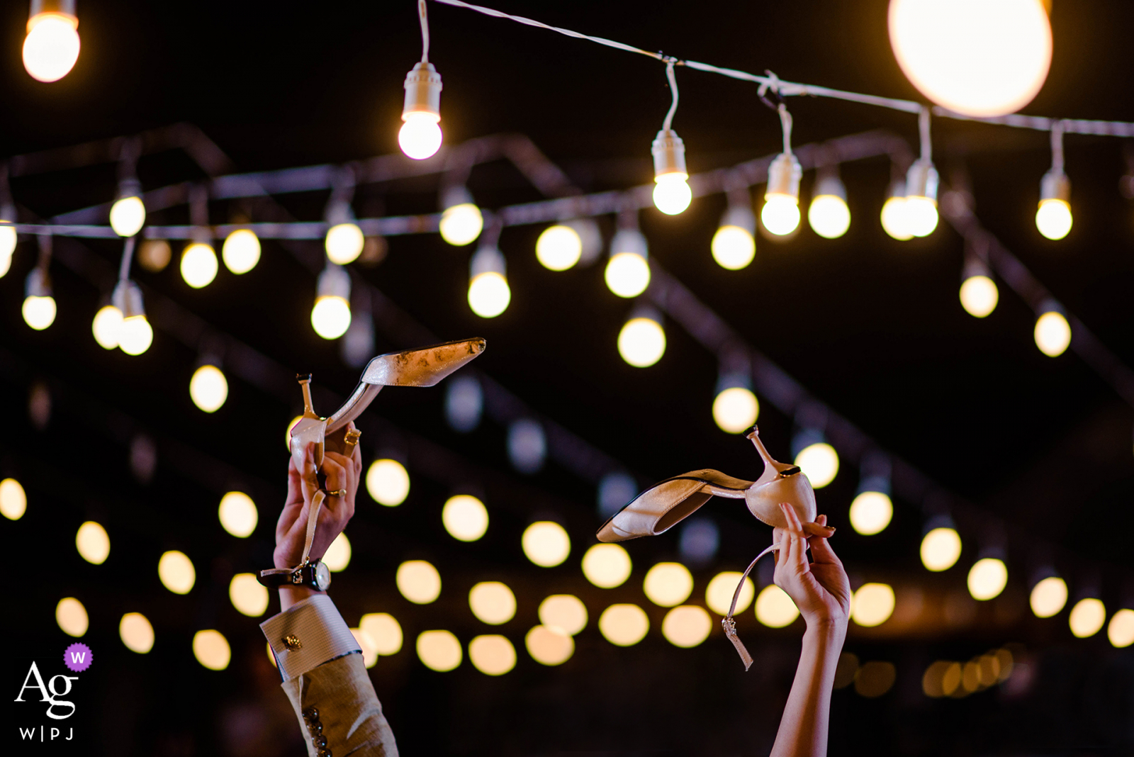 Photo de mariage artistique de Ho Chi Minh depuis le lieu de réception du jeu de chaussures des mariés sous les lumières