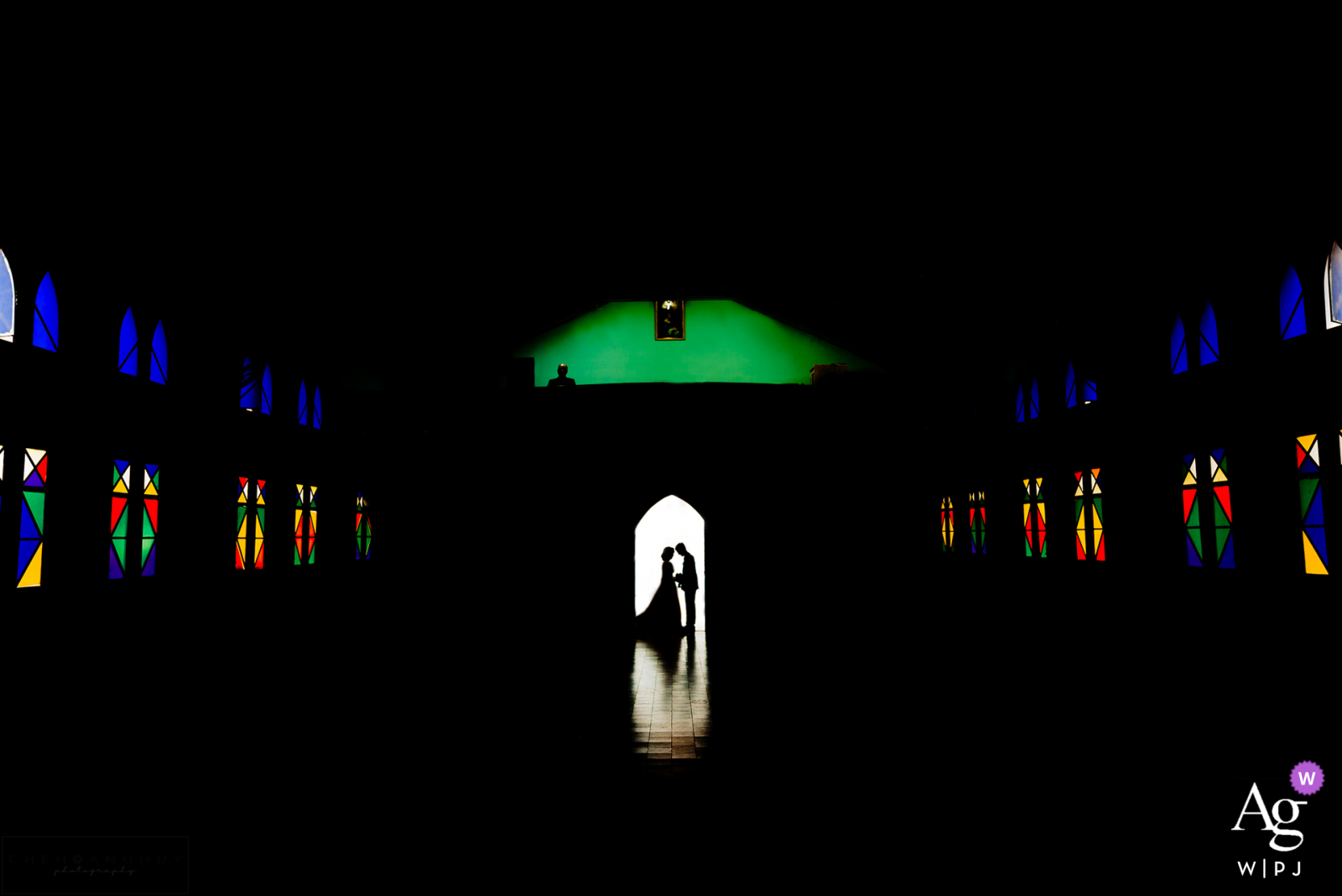 Vietnam retrato de boda de la novia y el novio enmarcado dentro de la puerta de una iglesia