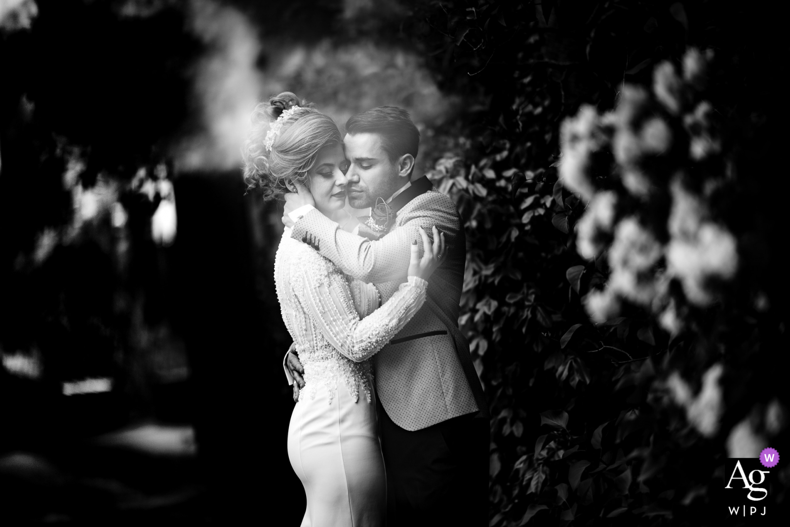 Bad Dürkheim artistic wedding image of the bride and groom hugging