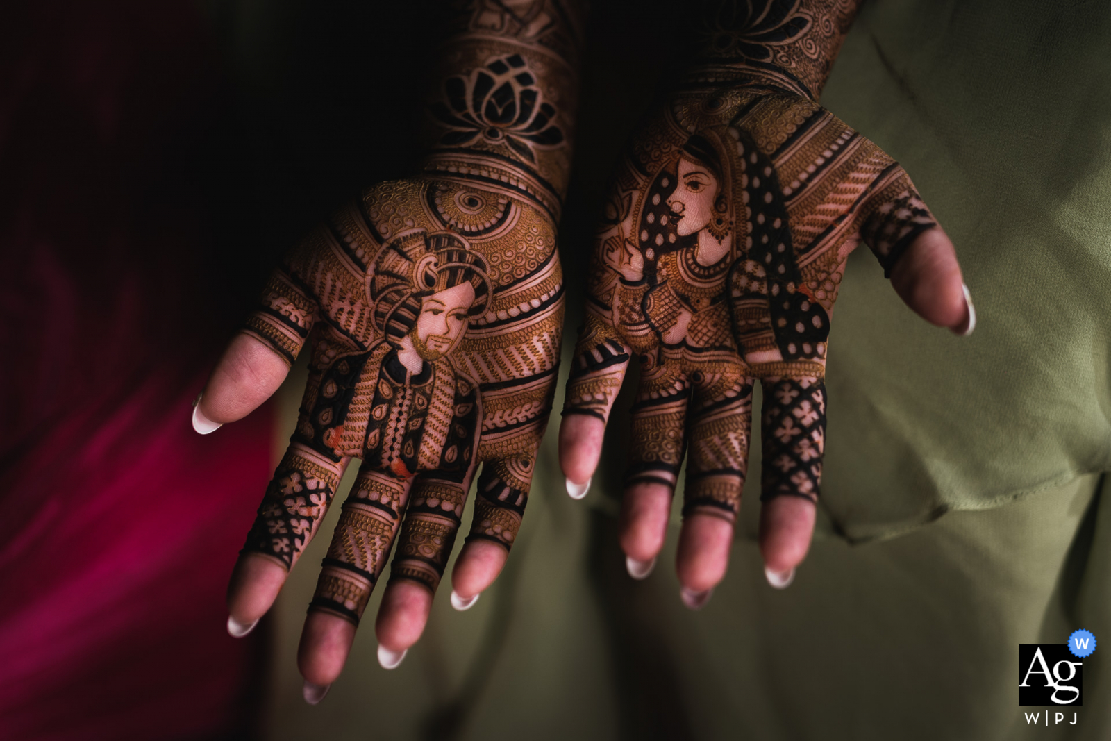 Côtes-d'Armor, Bretagne Foto von Hochzeits-Henna-Kunst aus Indien auf den Händen der Braut