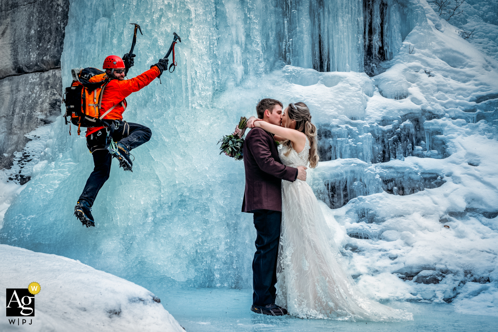 Jeunes mariés et grimpeur sur glace dans une photo de mariage artistique de Maligne Canyon, AB, Canada