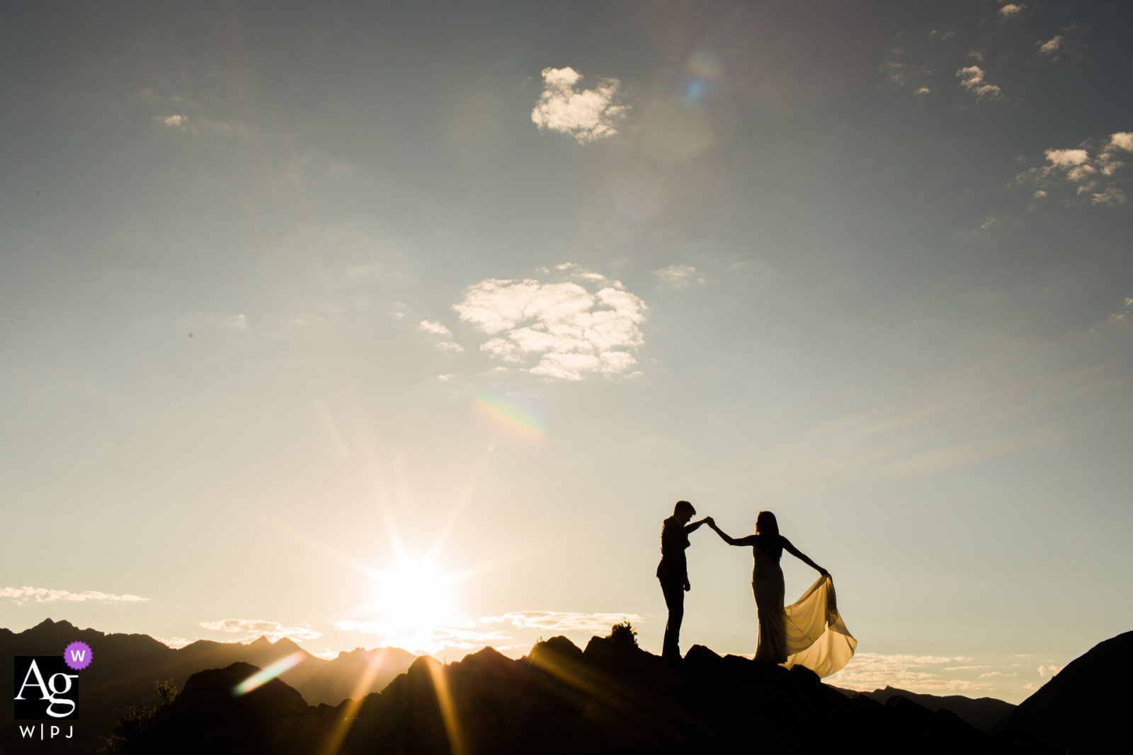 Un couple de Denver Colorado dansant sur les montagnes lors d'une séance de portrait au coucher du soleil