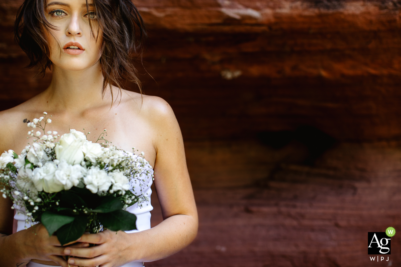 Minas do Camaquã, Brasil día de la boda creativa retrato de la novia sosteniendo su ramo de flores