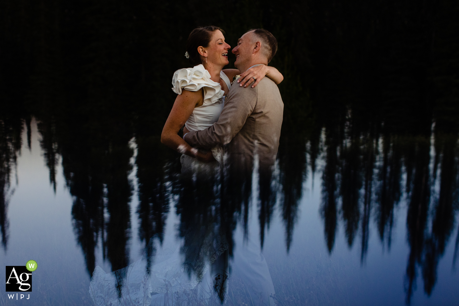 Lolo Pass, Idaho immagine ritratto di matrimonio fine art della sposa / sposo con alcuni alberi e una grande riflessione