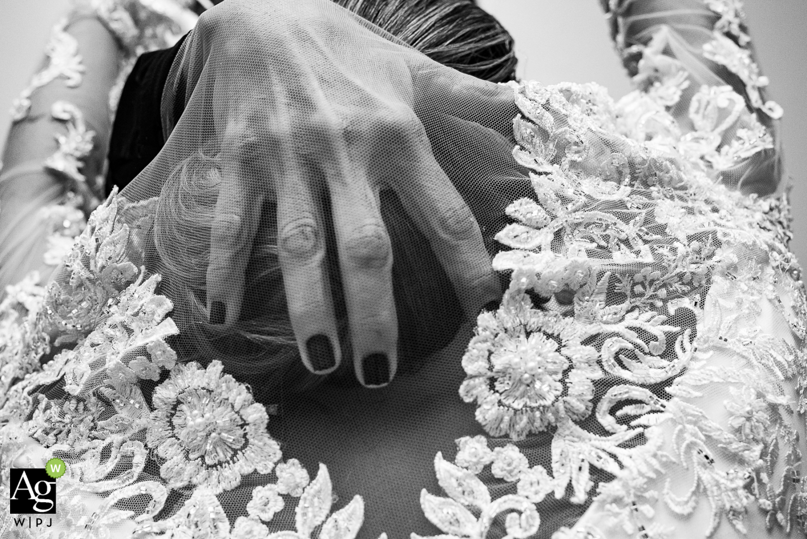 Hotel Belmond Copacabana Palace, Rio de Janeiro, Brasilien, Kunsthochzeits-Detailfotografiebild, das zeigt, wie die Braut beim Anziehen ihres Kleides eine helfende Hand bekommt