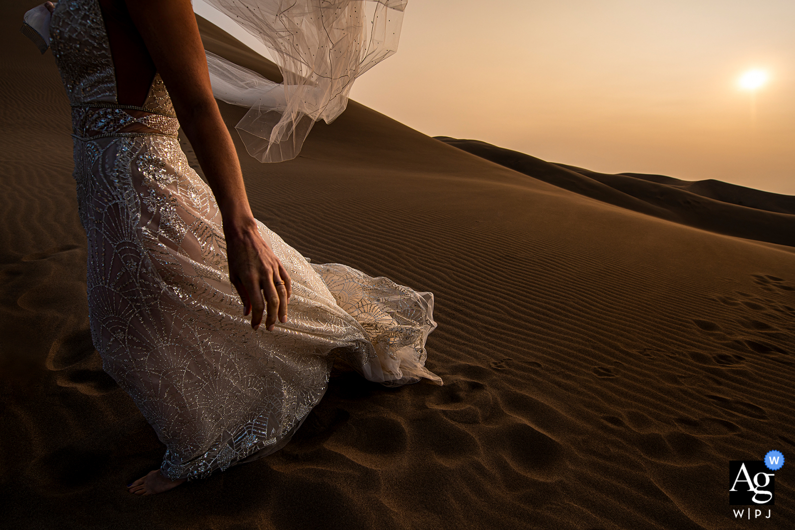 Foto detalhada do vestido e véu da noiva nas dunas de areia no Parque Nacional Great Sand Dunes (Mosca, CO)