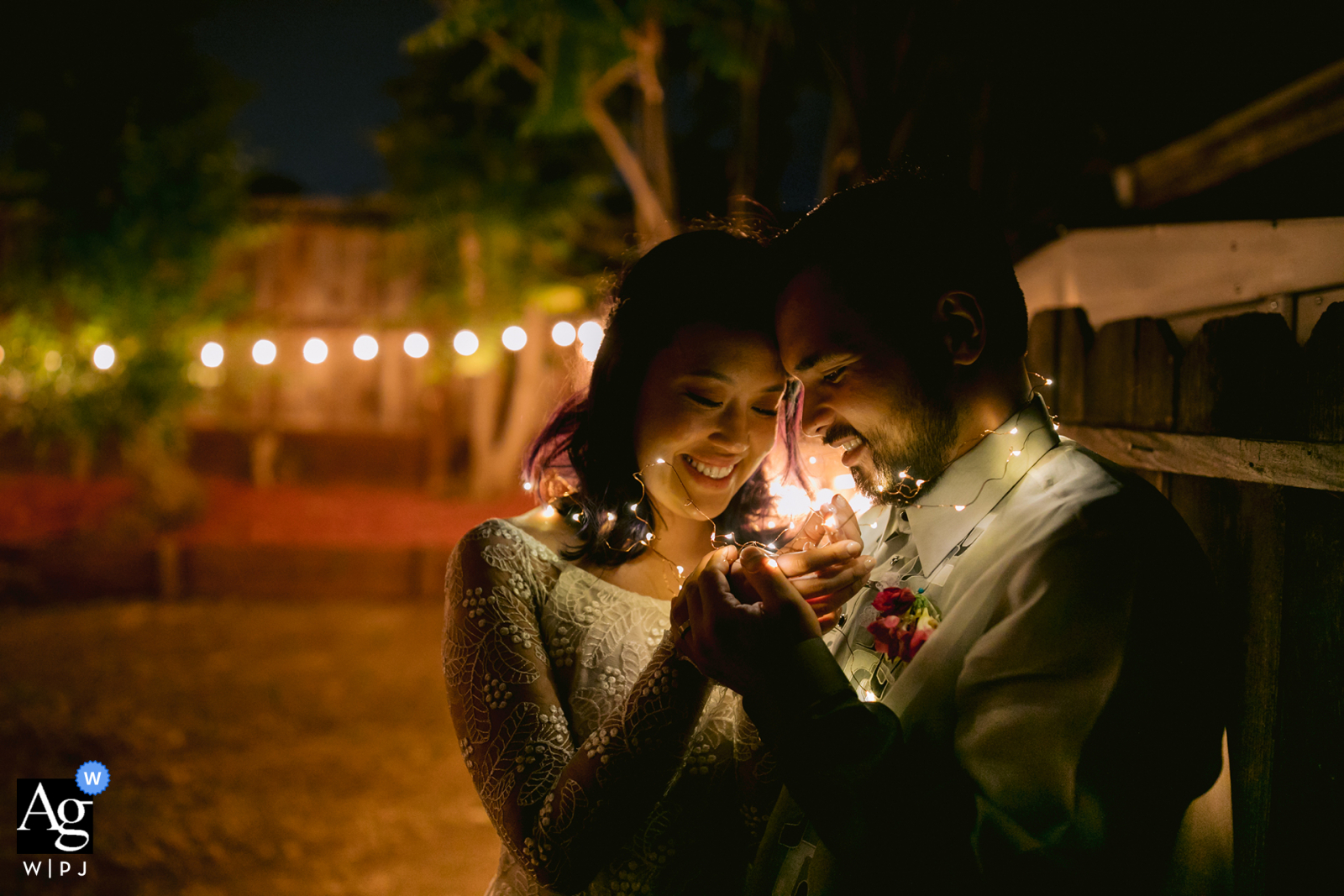 Ritratto di notte dello sposo e della sposa con luci Jar ad Antiochia, California