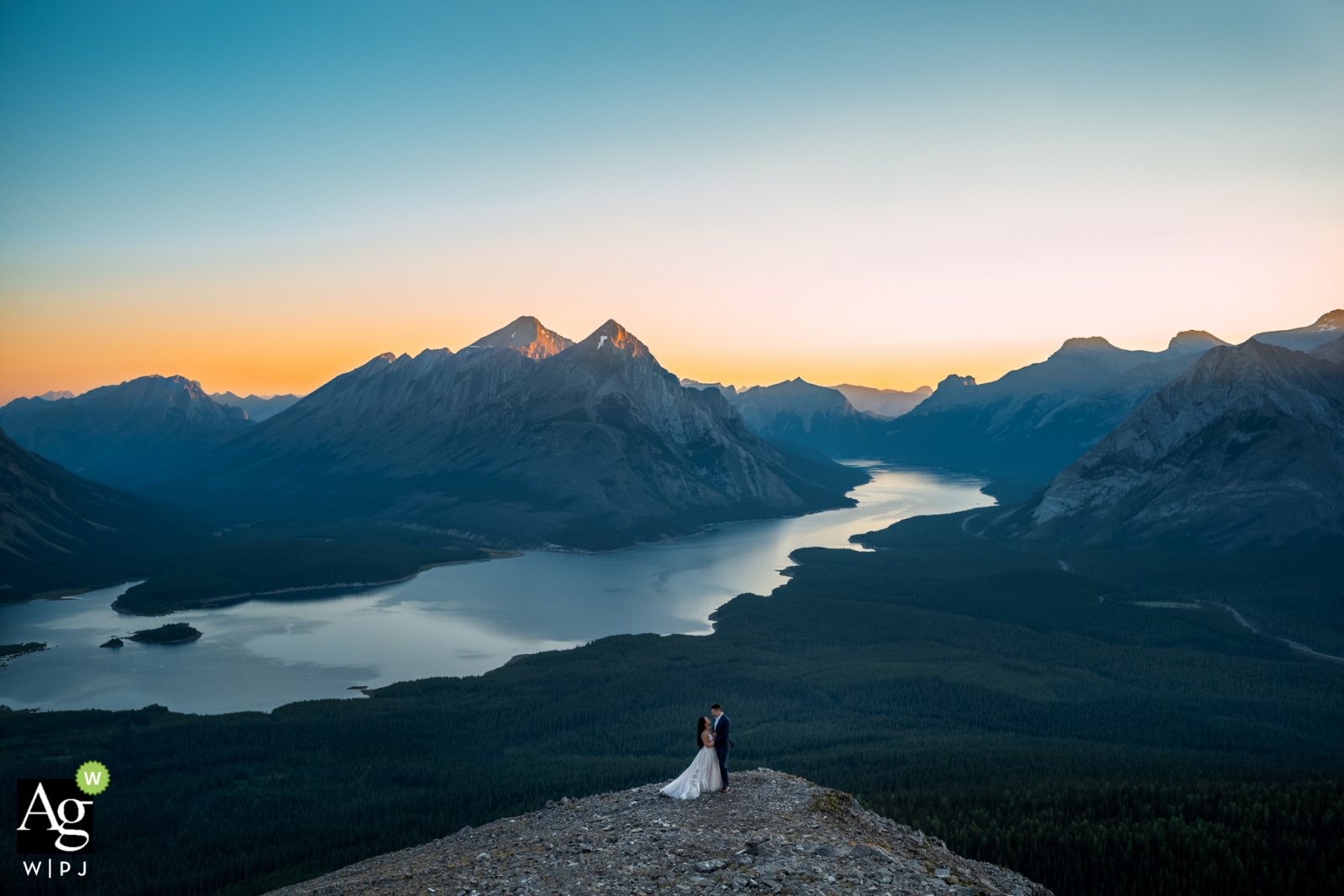 Tent Ridge, Kananaskis, AB, Kanada – kreatives Hochzeitsporträt mit dem Paar und etwas Bewunderung des Sonnenaufgangs