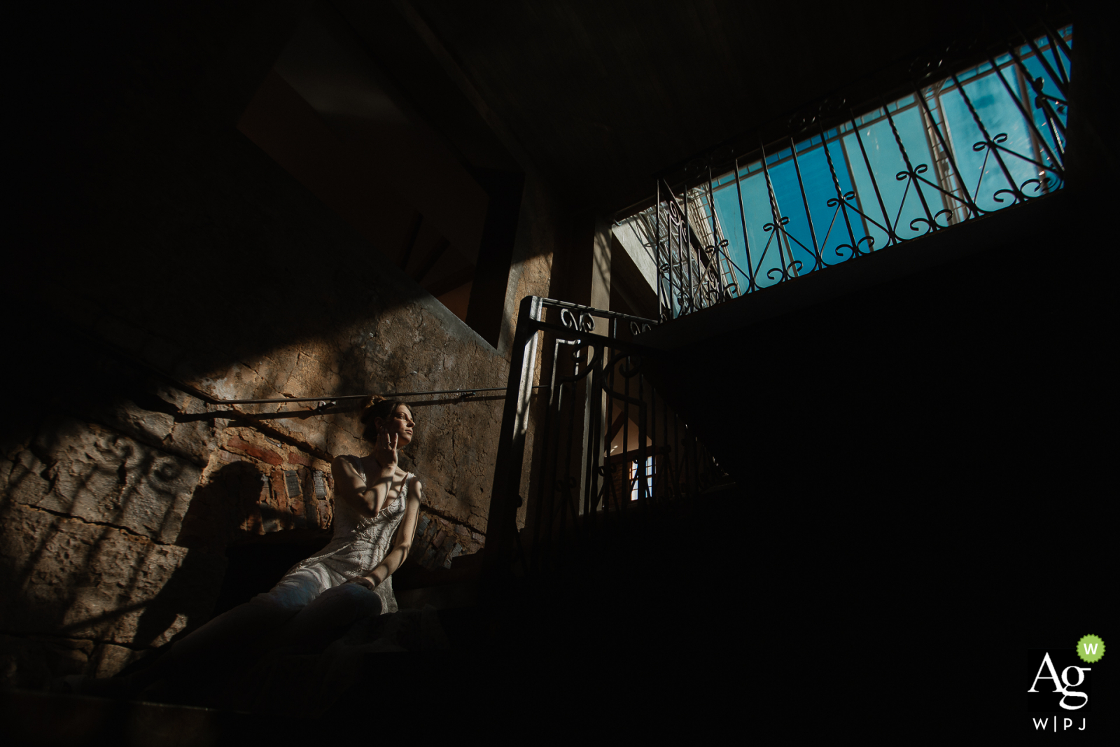 Casa Wilfrido Kunsthochzeitsporträtbild Braut sitzt auf einer Treppe mit Licht am Eingang