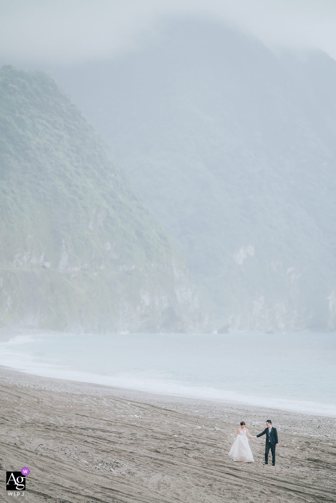 Für dieses Porträt spaziert ein Hochzeitspaar aus Hualian County, Taiwan, am Meer entlang