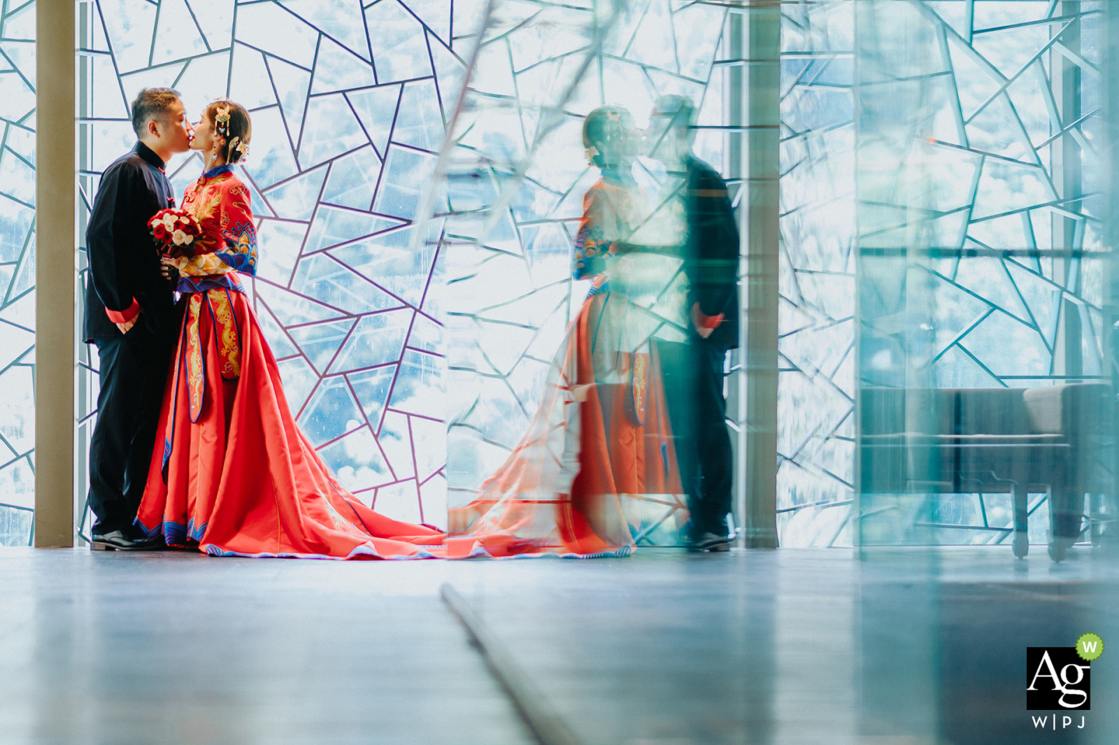 Pareja de Taiwán posando para una foto de boda en el salón de banquetes de bodas con el recién llegado bajo el reflejo del espejo