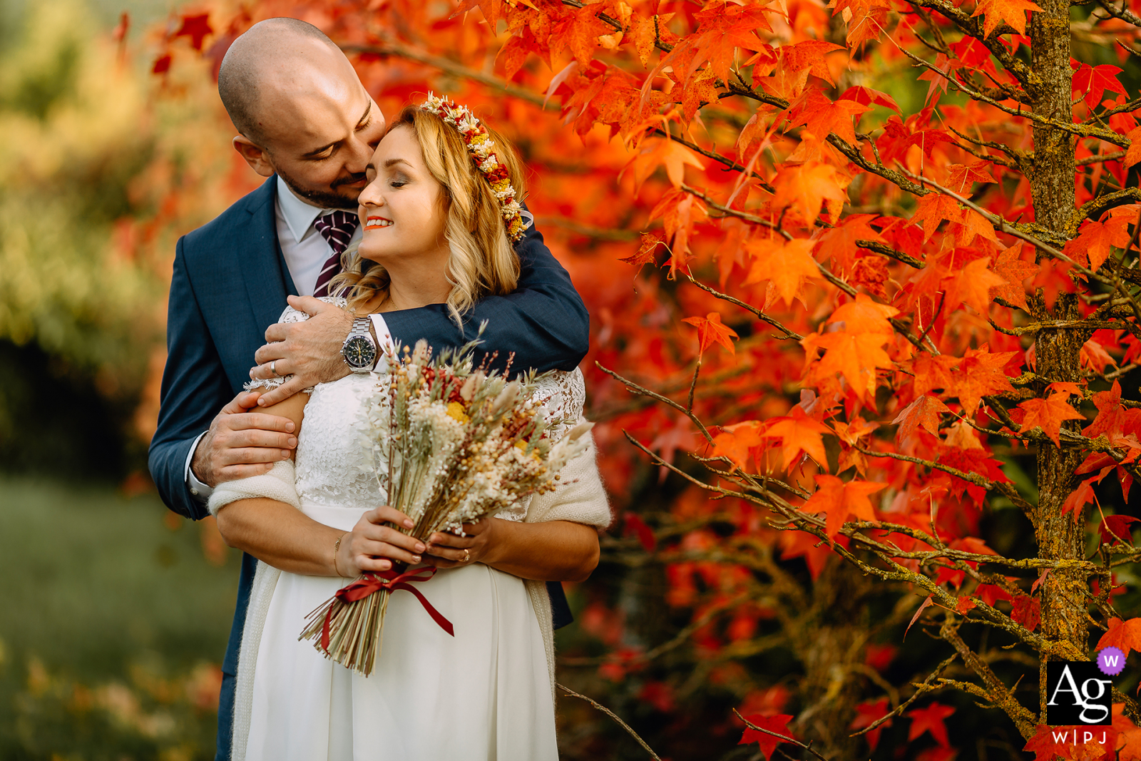 Auvergne-Rhône-Alpes婚礼摄影师拍摄了这张带有秋天叶子的新娘和新郎的艺术婚礼照