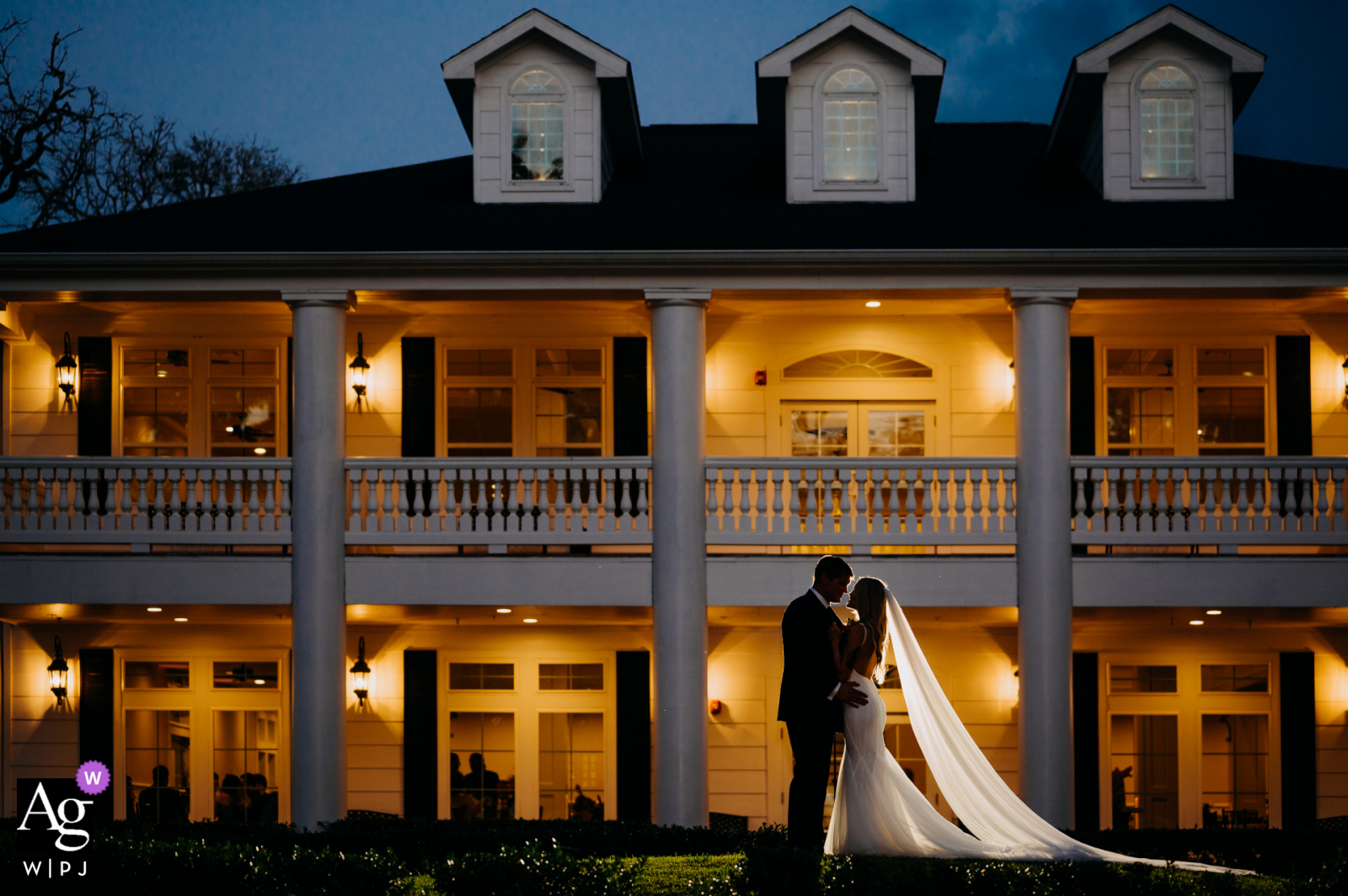 Angleton, TX, Hochzeitsporträt des Paares, das seinen glücklichen Moment erlebt, bevor es zum Empfang im THE SPRINGS Event Venue geht