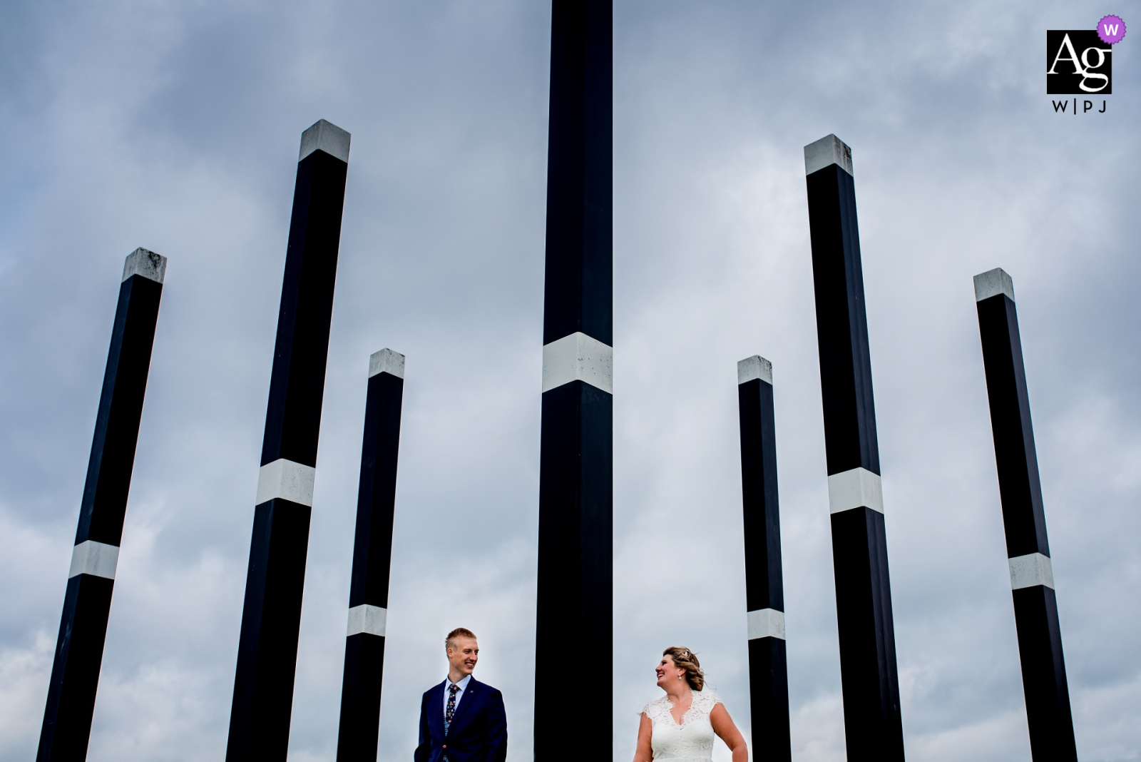 Fotoshoot, photo de mariage artistique de Gorinchem avec des piliers de l'amour contre un ciel nuageux