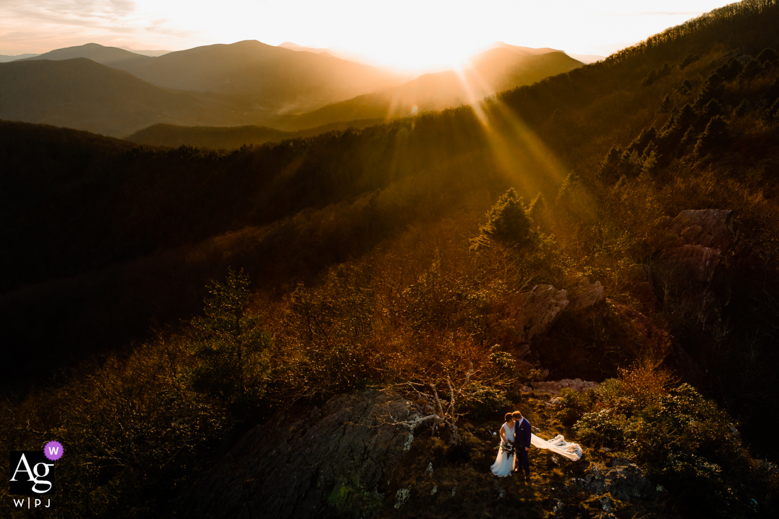 Jefferson, retrato de casamento artístico da Carolina do Norte ao pôr do sol. "Conseguimos caminhar até o topo de um Ridgeline, colocar o drone no ar e posicioná-lo perfeitamente onde o sol os estava iluminando