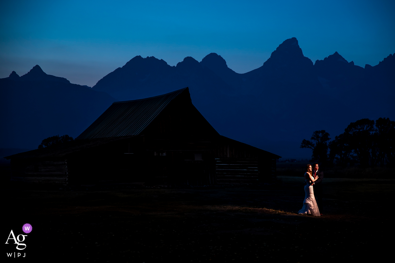 Grand Teton National Park, Jackson, WY ora blu ritratto della sposa e dello sposo da un granaio