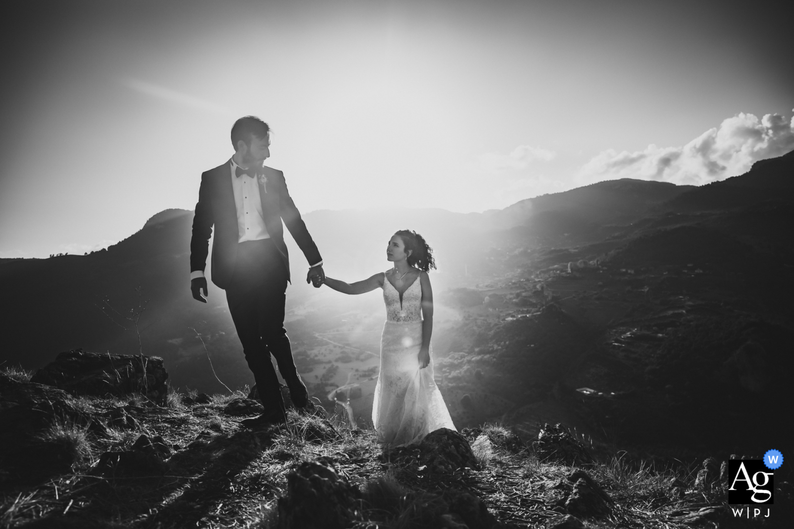 Der türkische Hochzeitsfotograf hat während der Hochzeitsfeier im Mersin Hilton Hotel ein Paar festgehalten, das Hand in Hand auf einem hohen Berg geht