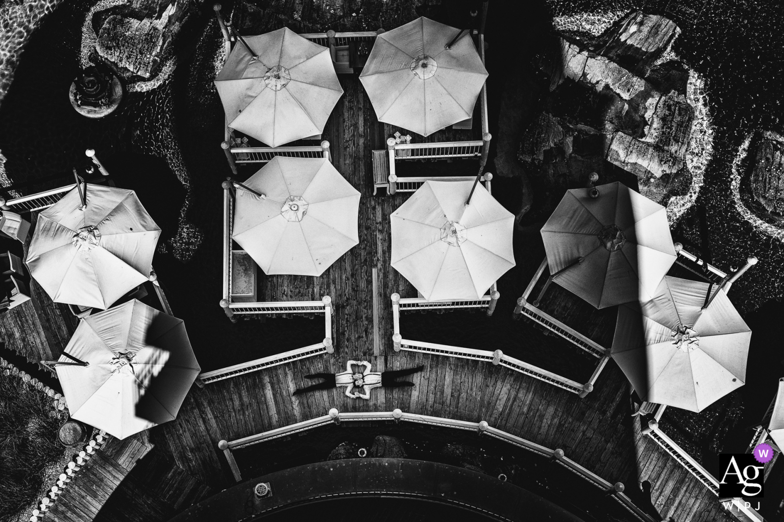 Foto de boda artística en Europapark desde un ángulo alto de drones con sombrillas