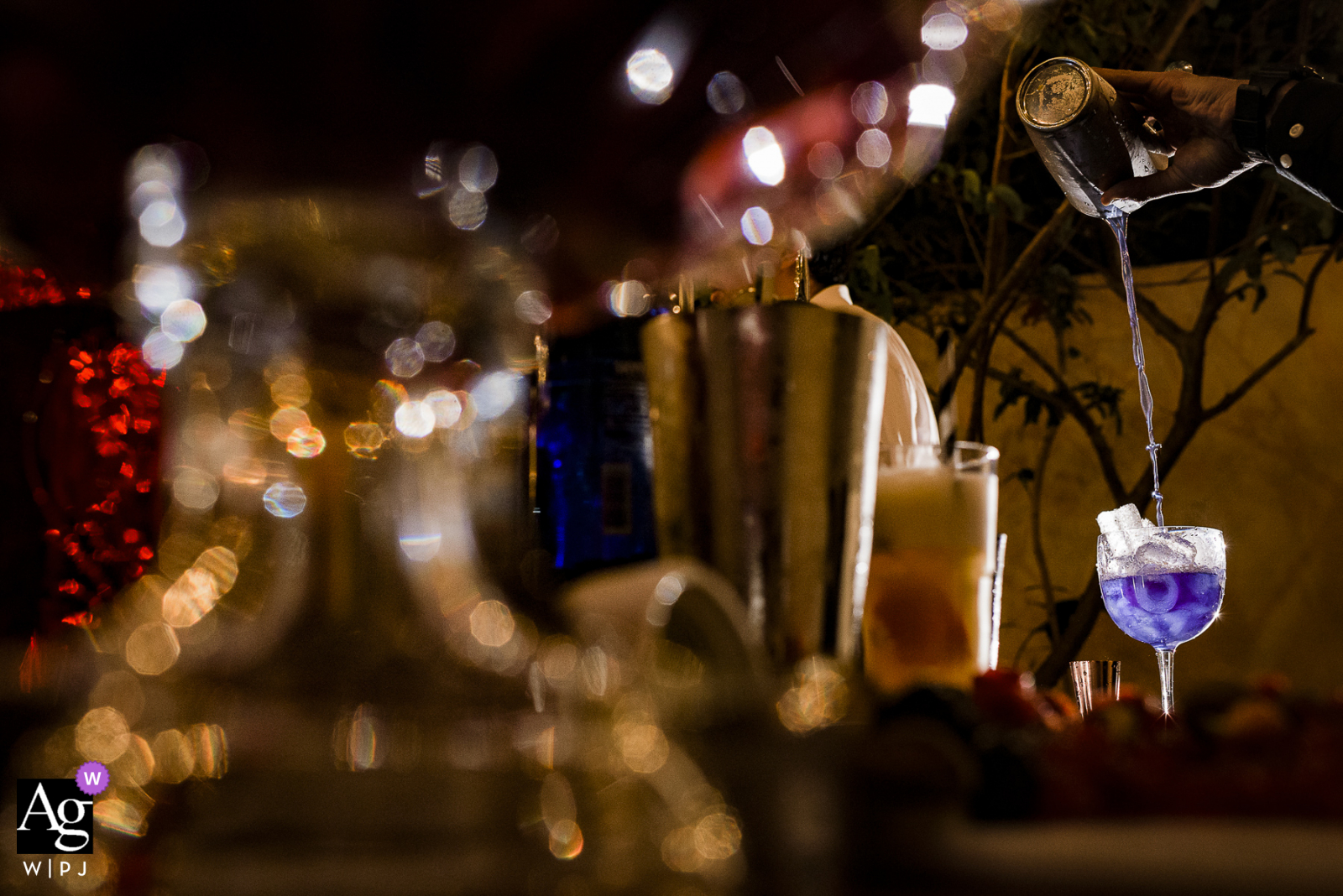 Imagen de detalle de boda en Río de Janeiro, Brasil, de bebidas servidas durante los preparativos de la novia en casa