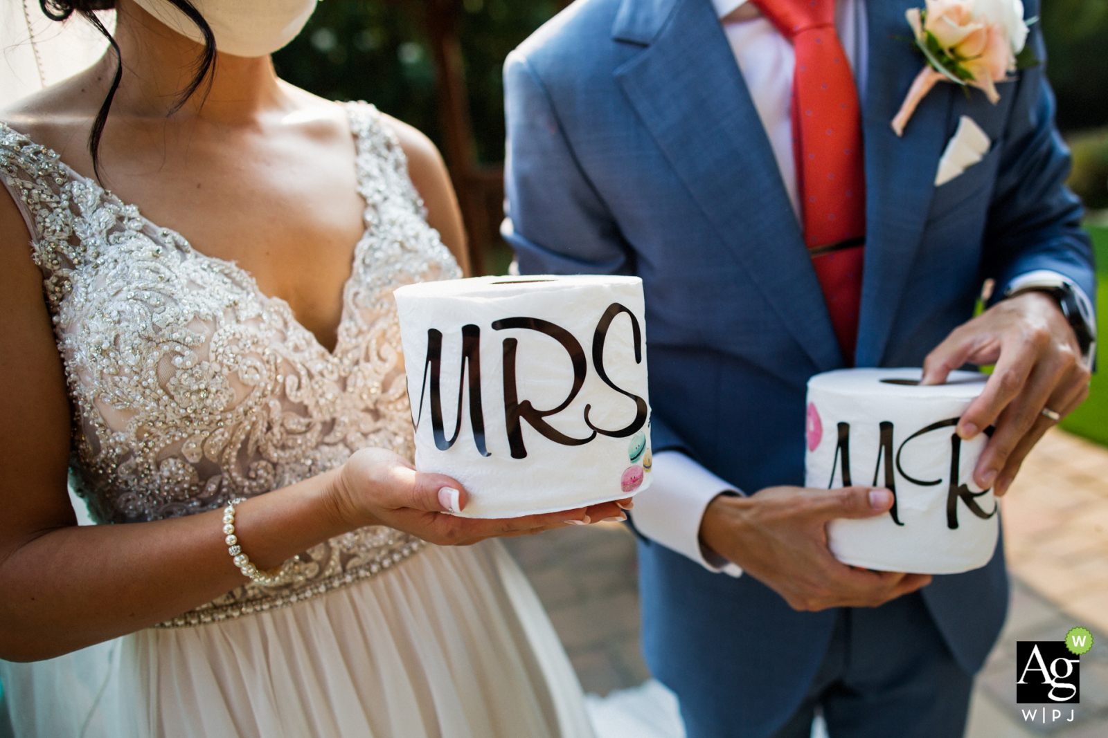 Fotografía de detalle de la boda de Elliston Vineyards, Sunol Presentamos al Sr. y la Sra., El estilo covid con algunos rollos de papel higiénico