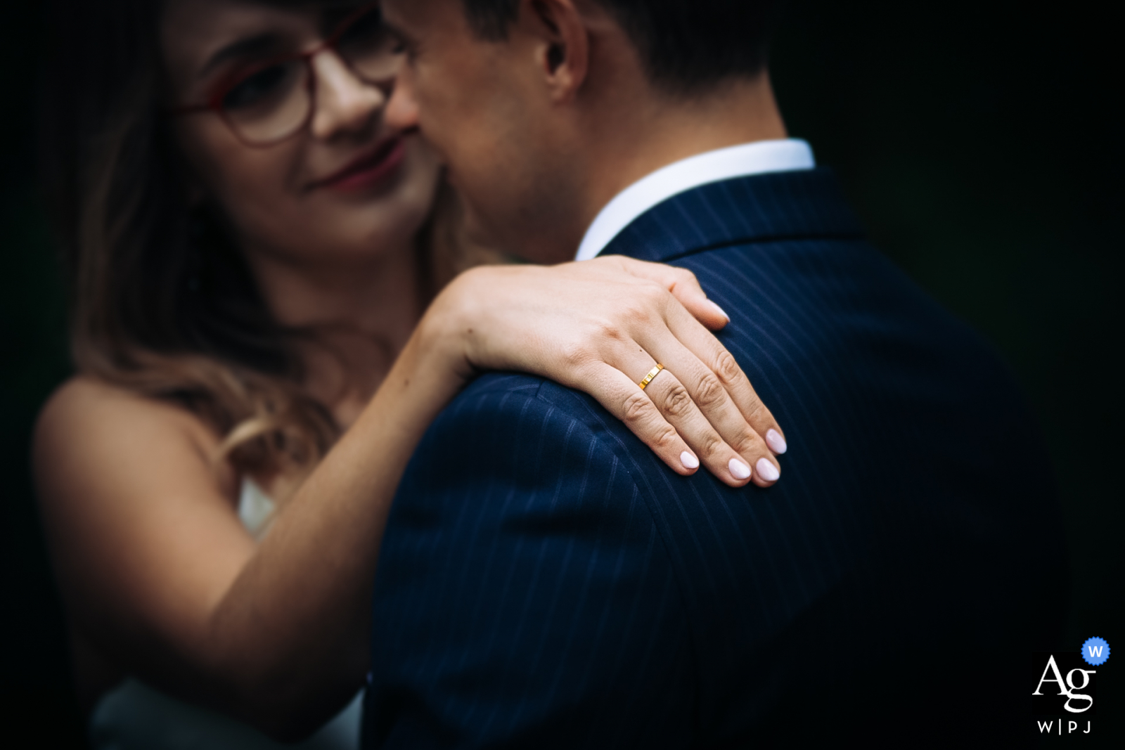 On the Hill Residence Lodz, Polonia foto di matrimonio artistico Primo piano della mano della sposa appoggiata sulla spalla dello sposo.