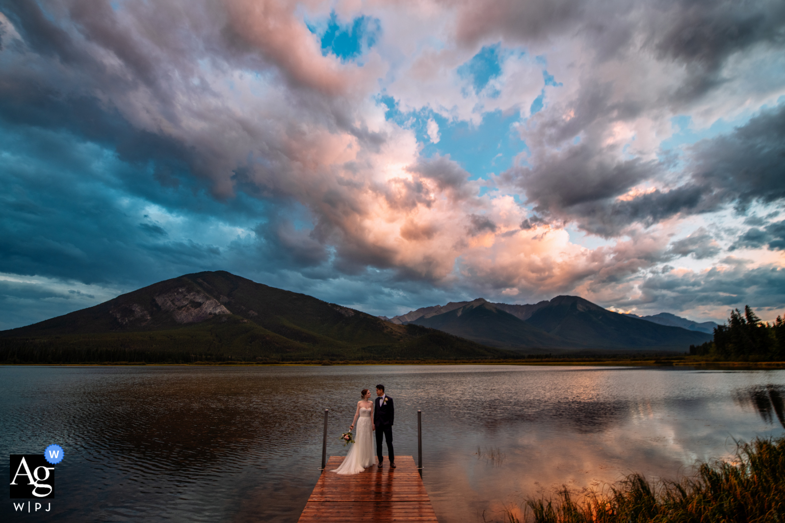 Vermilion Lakes no nascer do sol retrato da noiva e do noivo por um fotógrafo de casamento em Edmonton