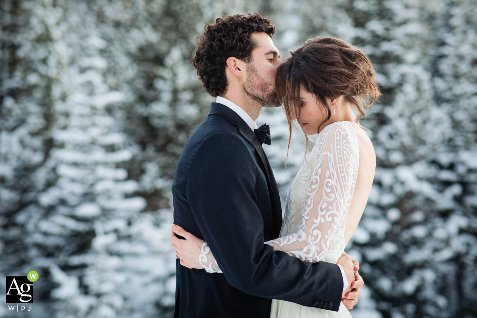 La pareja de novios de Big Sky, MT posó una sesión de retrato con árboles nevados como telón de fondo