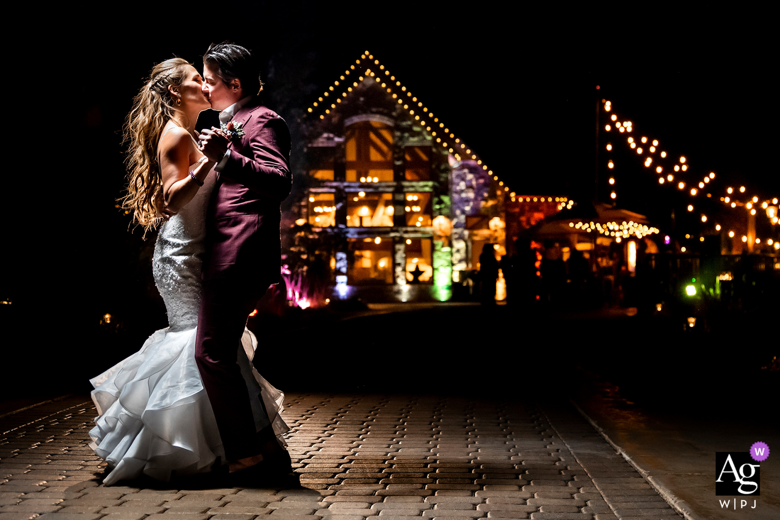 Della Terra Mountain Chateau, Estes Park, CO creativo retrato nocturno de la novia y el novio con un lugar fresco por la noche