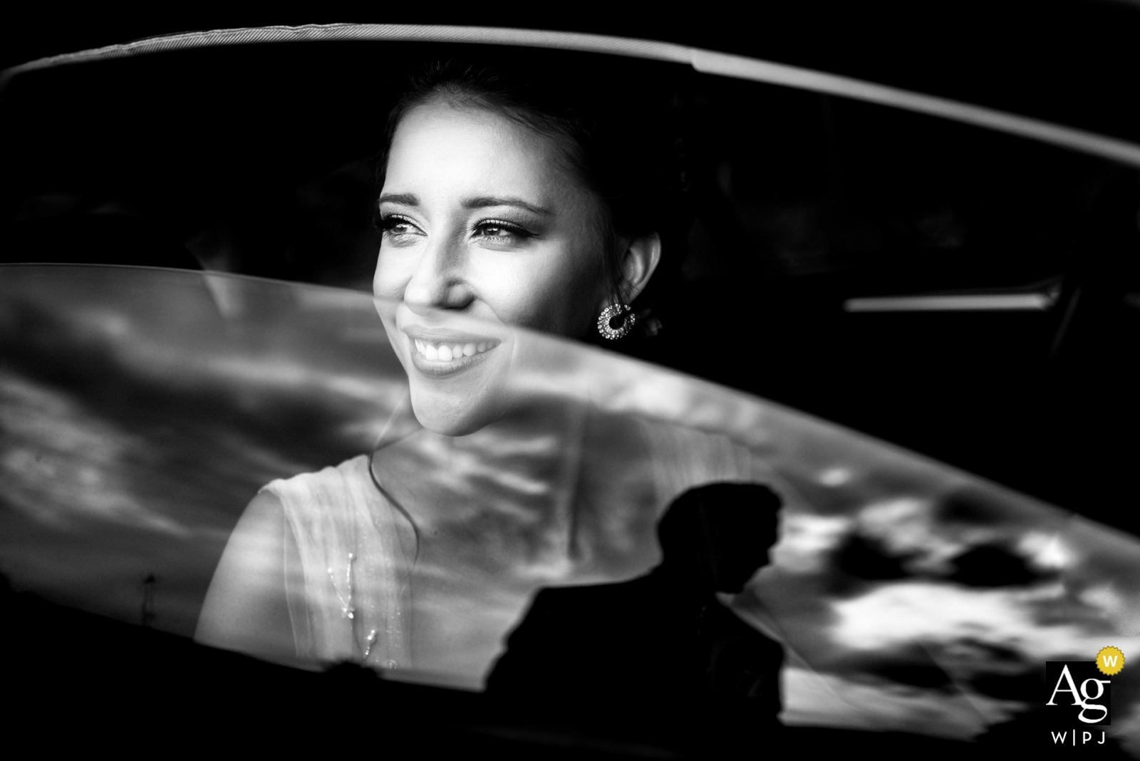 Vakarel, Villa Ekaterina fine art imagen de boda durante la sesión de fotos oficial con la pareja con el novio reflejada en la ventana de cristal de la limusina