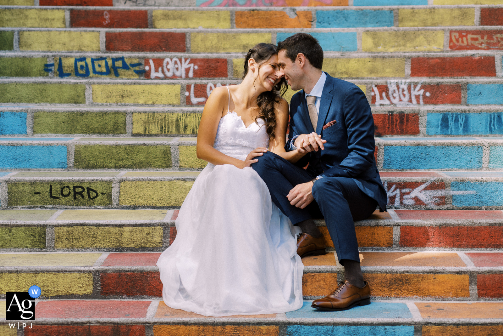 Retrato de pareja de novios de bellas artes de Lyon de la novia y el novio y coloridas escaleras