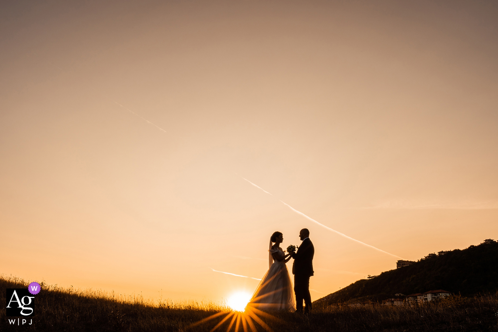 Thracian Cliffs Resort, Kavarna, Bulgária, retrato criativo do dia do casamento contra um pôr do sol maravilhoso para os noivos saírem e tomarem aquele lindo sol